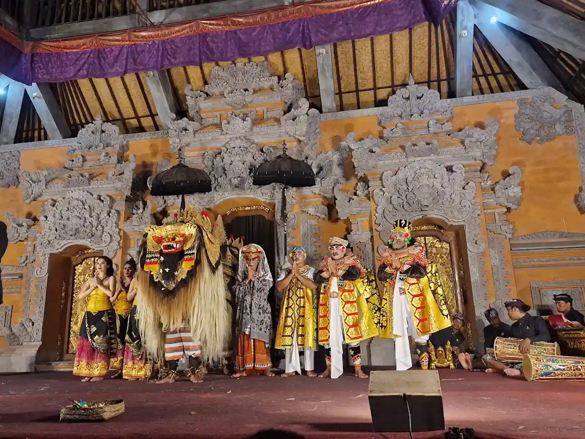 Dance Performance in Ubud Palace, perfect for families